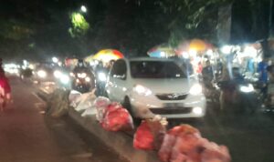 Warga Protes Pembiaran PKL Liar dan Sampah di Jalan Raden Fatah, Diduga Ada Backing Oknum beedfe bd db d aceaf