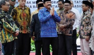 Menteri ATR/Kepala BPN Serahkan Sertipikat Tanah Wakaf Untuk NU Dan Muhammadiyah Di Gresik