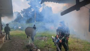 Cegah Penyakit Malaria, Satgas Yonif 126/KC Laksanakan Fogging ke Rumah-Rumah Warga Perbatasan