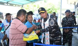 Wujud Kepedulian di Perbatasan: TNI AL Bagikan Sembako dan Gelar Gotong Royong di Lanal Melonguane dee bae fadf