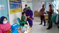 Sinergitas TNI-Polri Berikan Pengamanan Vaksinasi di Puskesmas Belitang