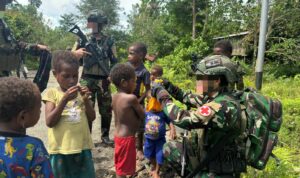 Komsos Satgas Marinir Habema Disambut Gembira Anak-Anak Muara