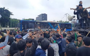 Aksi Demo Depan Gedung KPU Akhirnya Ricuh, Massa Berusaha Terobos Barikade Polisi