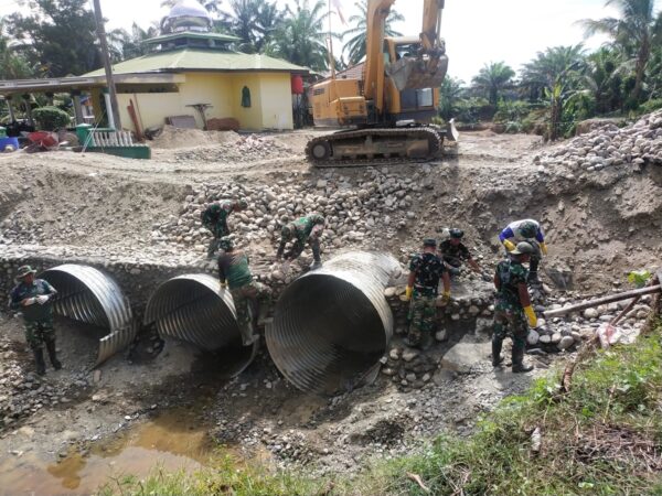 Sinergi Prajurit TNI Bangun Jembatan Armco di Langkat, Pulihkan Akses Vital  Pascabencana - Jurnal Patroli News
