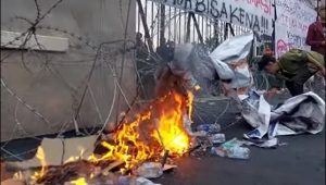 Unjuk Rasa RKUHP Ricuh, Mahasiswa Bakar Sampah Depan Gedung DPR