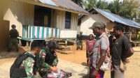 Jaga Kesehatan Masyarakat Perbatasan Papua, Satgas Pamtas Yonif 126/KC Berikan Pengobatan Keliling Kampung
