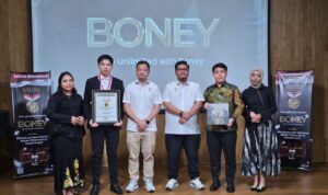 MURI Beri Penghargaan Kepada Boney Atas Penjualan Suplemen Peninggi Badan Terbanyak