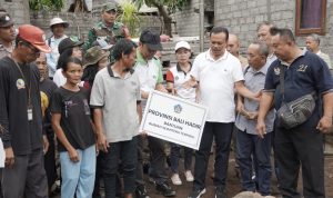 Program ‘Pemprov Bali Hadir': Sekda Bali Serahkan Bantuan untuk 2 KK Kurang Mampu di Karangasem