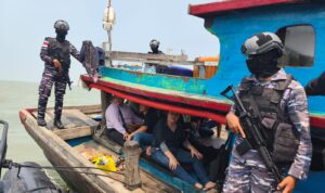 Sinergi TNI AL dan Imigrasi Gagalkan Penyelundupan PMI Ilegal di Perairan Asahan eefe e a ccbecdea