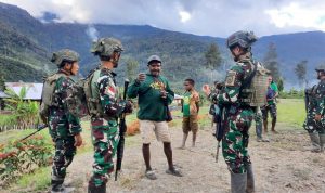 Satgas Yonif 509 Kostrad Tingkatkan Bantuan dan Perhatian Pada Masyarakat Kampung Titigi