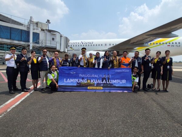foto Penerbangan Perdana Transnusa Rute Lampung (TKG) Kuala Lumpur (KUL)
