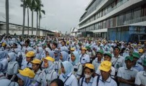 PHK Makin Parah! JHT Jadi Napas Terakhir Ribuan Pekerja Indonesia images ()