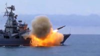 Kapal Penjelajah Rudal “Moskva” Rusia Mengancam Kapal Perusak Angkatan Laut AS Yang Sedang Melakukan Manuver di Laut Hitam
