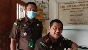 Kajari Buleleng Didampingi Kasi Intelijen Simak Capaian Kinerja Dalam Tahun 2021