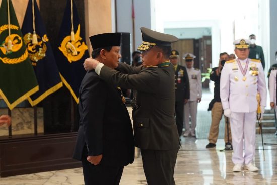 Kasau Menyematkan Bintang Swa Bhuwana Paksa Utama Kepada Menhan Prabowo ...