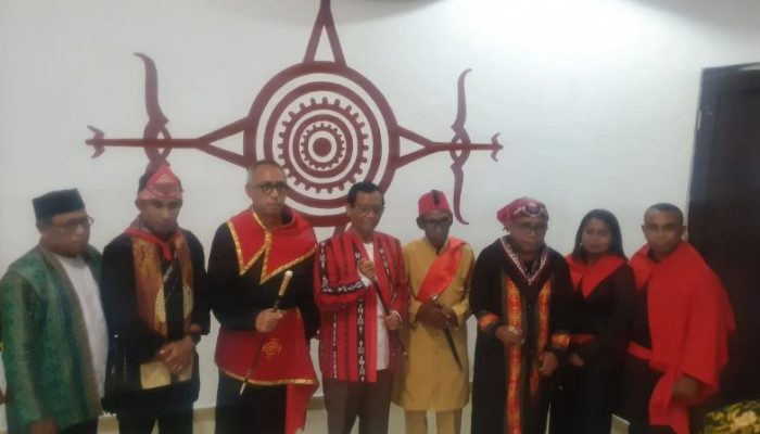 Mahfud MD Dianugerahi Gelar Pemimpin Jujur, Berani Dan Pelindung Dari Raja-Raja Ambon