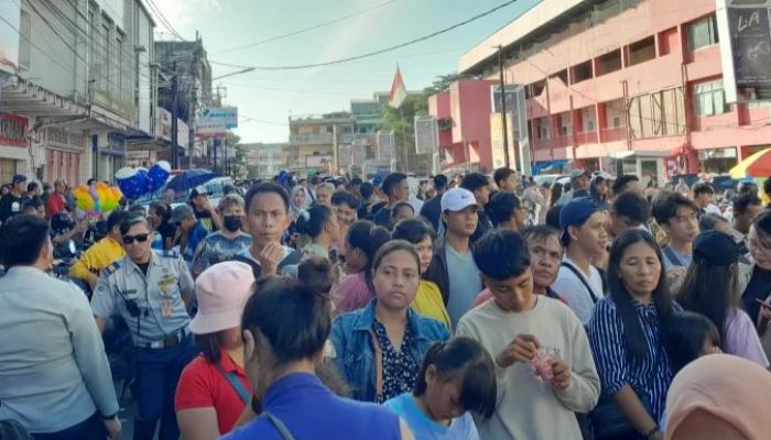 Masyarakat Manado Membludak Tumpah Ruah ke Jalan Perayaan Cap Go Meh di Kota Manado