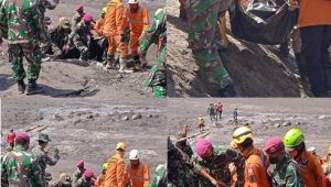 Tanggap Siaga Bencana Prajurit Yonmarhanlan V Pasmar 2 Melaksanakan Evakuasi Korban Erupsi Gunung Semeru