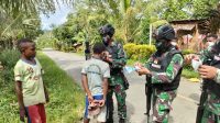 Tingkatkat Disiplin Prokes, Satgas Yonif 512 Bagikan Masker Kepada Masyarakat Perbatasan Papua