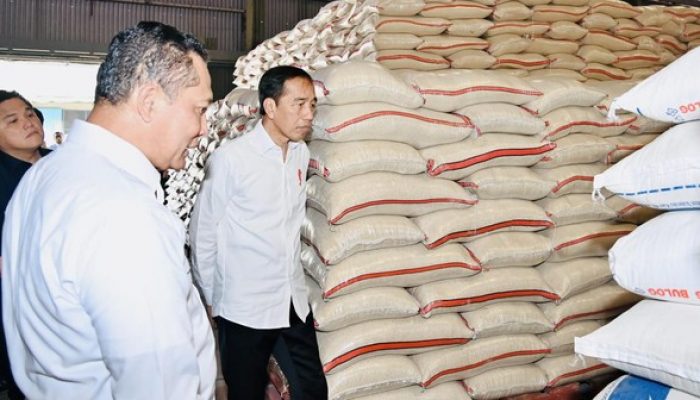 Presiden Joko Widodo (Jokowi) bagi-bagi bantuan beras Cadangan Beras Pemerintah