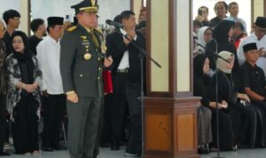 Bangsa Berduka, Panglima TNI Pimpin Penyerahan Jenazah Wapres ke-6 RI panglima