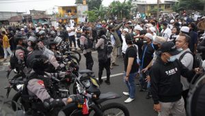 penampakan-kerumunan-massa-pendukung-hrs-di-flyover-klender-8