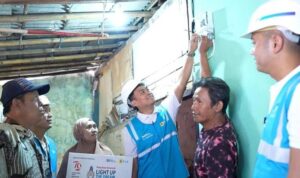 Sambut HUT RI, Pegawai PLN Pasang 7.357 Sambungan Listrik Gratis untuk Keluarga Kurang Mampu