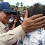 potret prabowo tinjau posko pengungsian bireuen dan cicipi masakan dapur umum