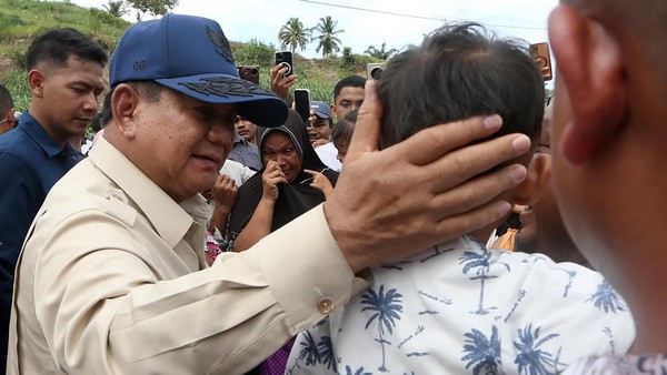 potret prabowo tinjau posko pengungsian bireuen dan cicipi masakan dapur umum