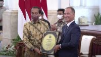 Ir. Joko Widodo memperoleh Penghargaan Ketahanan Pangan Beras Dari IRRI