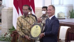 Ir. Joko Widodo memperoleh Penghargaan Ketahanan Pangan Beras Dari IRRI