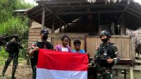 Semarak Meriahkan HUT RI Ke 77, Satgas Yonif 126/KC Bagikan Bendera Merah Putih Kepada Masyarakat Di Perbatasan Papua