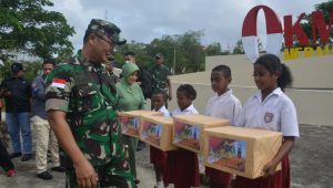 Brigjen TNI E. Reza Pahlevi Serahkan Tali Asih Dari Kasad Kepada Siswa-Siswi SD YPK Sota Perbatasan RI-PNG Merauke