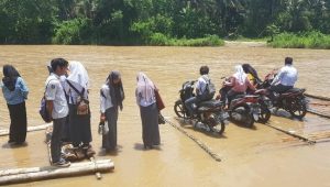 sejumlah-pelajar-di-polewali-mandar-terpaksa-menyeberangi-sungai-demi-ke-sekolah_169
