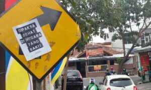 selebaran-dipaksa-sehat-di-negara-yang-sakit-menghiasi-jalanan-cimahi_43