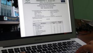 seorang-siswa-madrasah-aliyah-melihat-pengumuman-kelulusannya-melalui-daring_200502204159-274 (1)