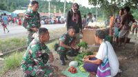 Belanja Hasil Kebun Masyarakat Papua, Satgas Yonif 126/KC Bantu Pemerintah Tingkatkan Perekonomian Di Perbatasan